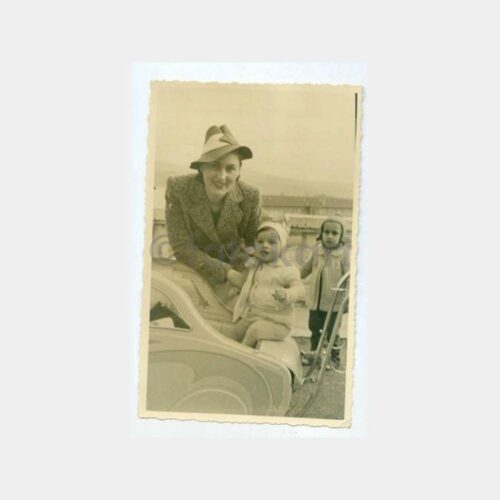 1940 Çocuk Arabasında Şapkalı Kadın Fotoğraf