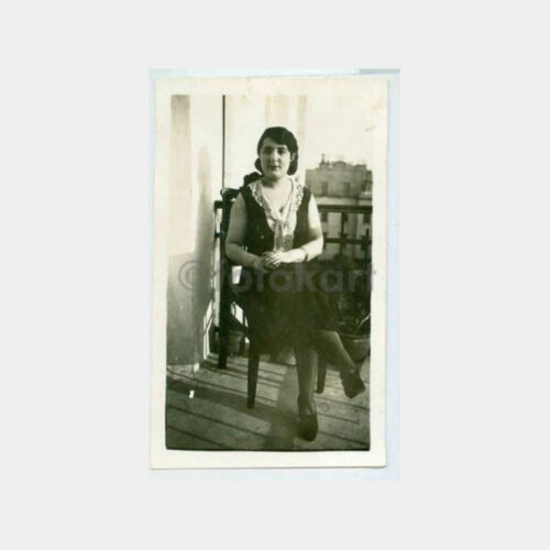 1930 Tarihi Ev Balkonunda Kadın Fotoğraf