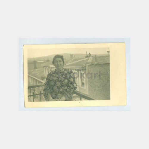 1930 Tarihi Bina Balkonunda Kadın Görünüş Fotoğraf