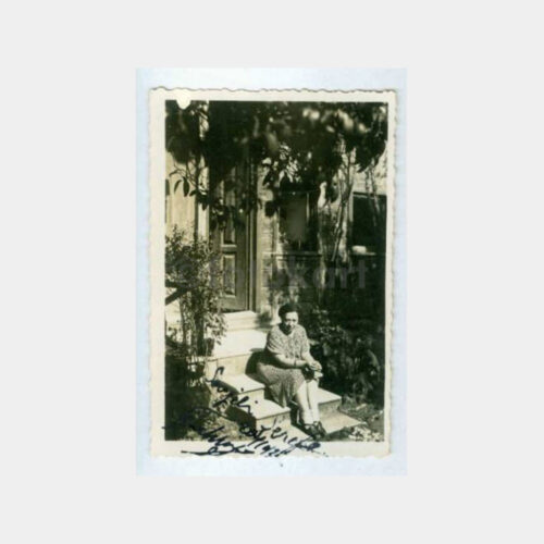 1929 Tarihi Ev Önünde Kadın Görünüş Fotoğraf