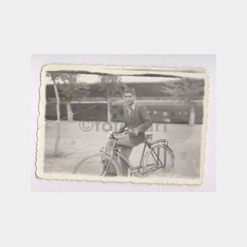 Bisikletli Genç Tren İstasyonu Görünüş Fotoğraf