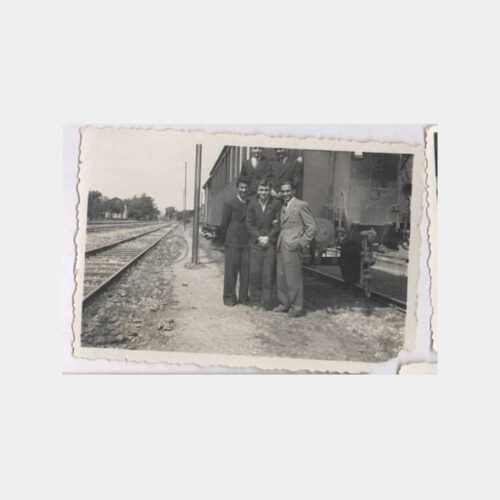 1950 Tren Önünde Arkadaşlarla Fotoğraf