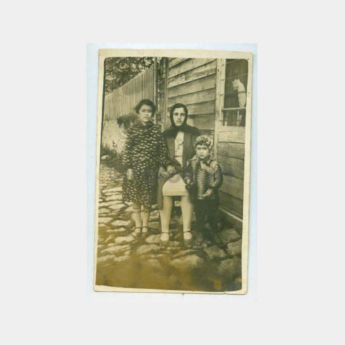 1930 Tarihi Ev Önünde Aile Görünüş Fotoğraf