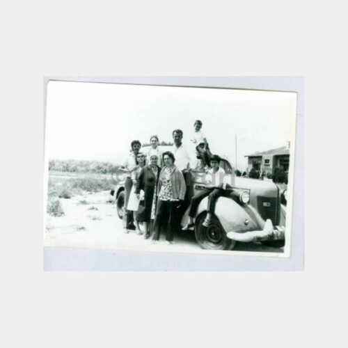 1972 Eski Otomobil Önünde Aile Fotoğraf