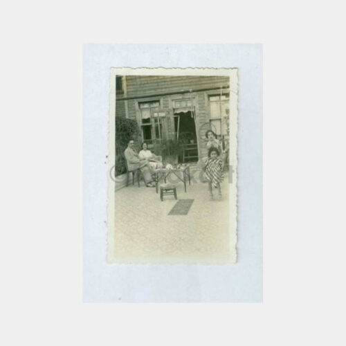 1940 Tarihi Ev Bahçesinde Aile Görünüş Fotoğraf