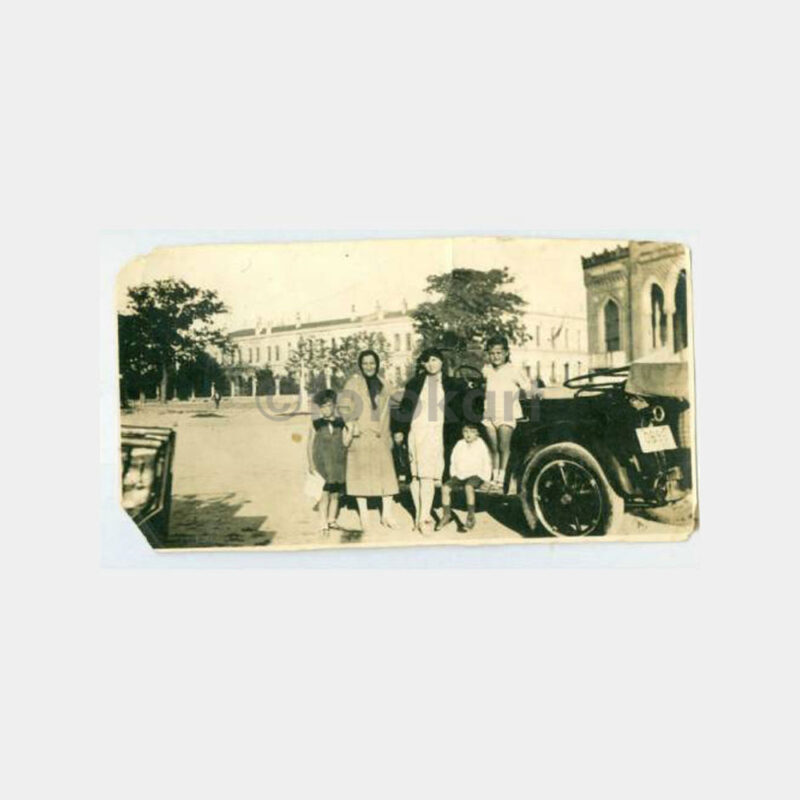 1929 Beyazıt Eski Otomobil Önünde Aile Fotoğraf