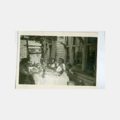 1930 Tarihi Ev Bahçesinde Aile Görünüş Fotoğraf