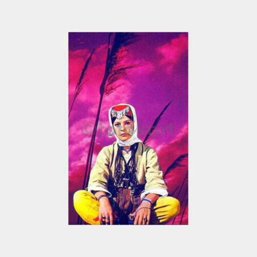 Hülya Koçyiğit Köy Kıyafeti ile Kartpostal