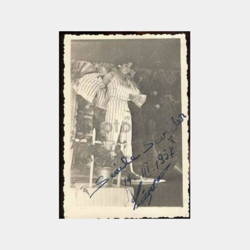 1957 İlginç Giysili Kadın Fotoğraf