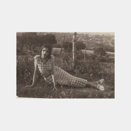 Değişik Giysili Kadın İlginç Fotoğraf