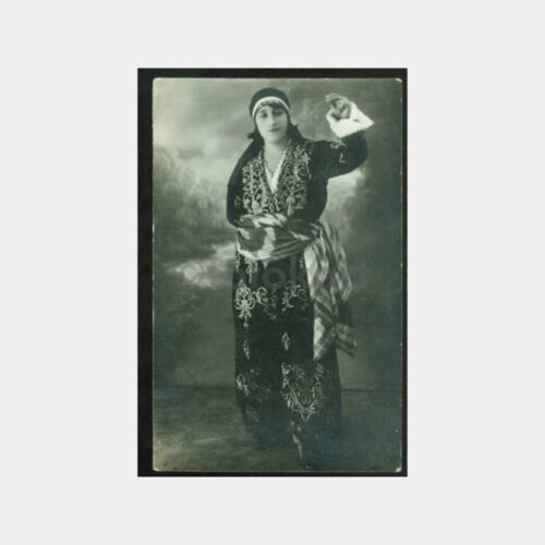 1930 Folklor Konulu Kadın Giysili Fotoğraf