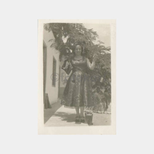 1943 İlginç Giysili Kadın Fotoğraf