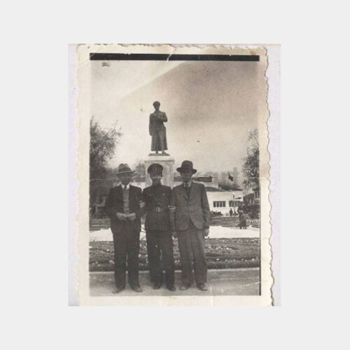 1940 Kırklareli Ata Heykeli Önünde Fotoğraf