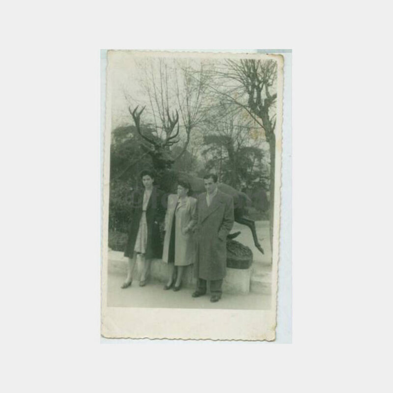 1940 Gezi Parkı - Geyik Heykeli Önünde Fotoğraf