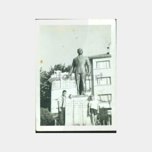1960 Atatürk Heykeli Önünde Gençler Fotoğraf