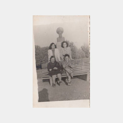 1958 İzmir Fuar Bahçesi Heykel Önünde Kadınlar Fotoğraf