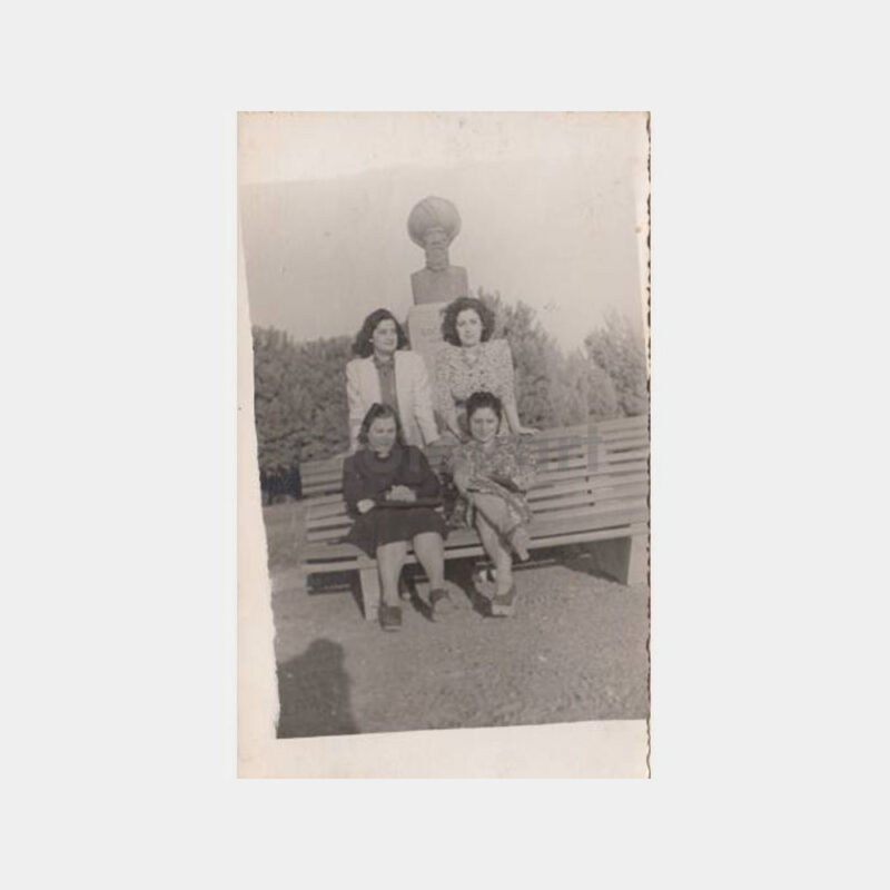 1958 İzmir Fuar Bahçesi Heykel Önünde Kadınlar Fotoğraf