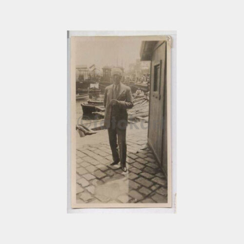 1939 Karaköy İskelesi Önünde Bay Fotoğraf