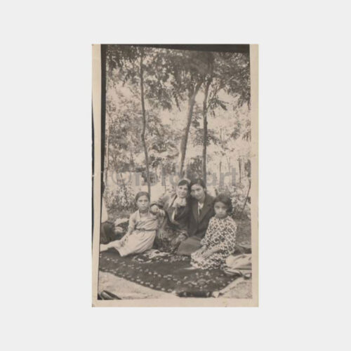 1929 Halı Üzerinde Genç Kızlar -Yazılı- Fotoğraf