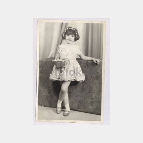 Yardım Sepetli Kız Çocuk Fotoğraf