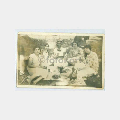 1930 Aile Piknik Yemek Konulu Fotoğraf