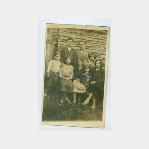 1930 Tarihi Ev Önünde Aile Görünüş Fotoğraf