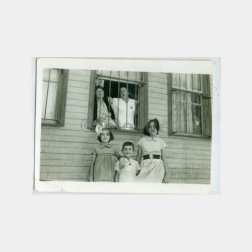 1960 Tarihi Ev Önünde Aile Görünüş Fotoğraf