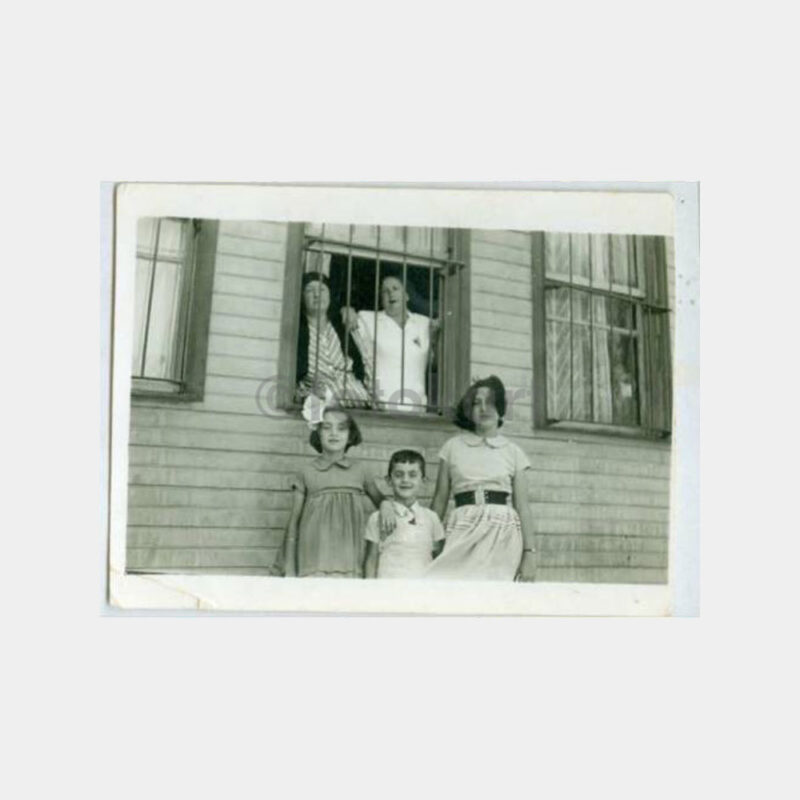 1960 Tarihi Ev Önünde Aile Görünüş Fotoğraf