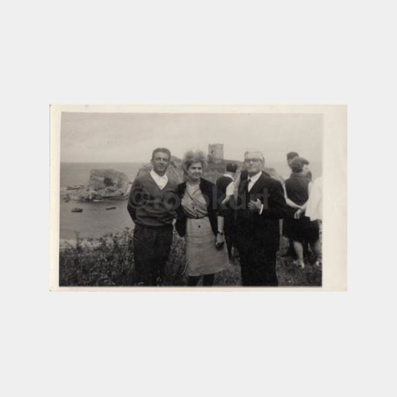 1966 Şile Kalesi Önünde Aile Görünüş Fotoğraf
