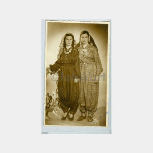 1940 Folklor Giyimli Kadınlar Konulu Fotoğraf