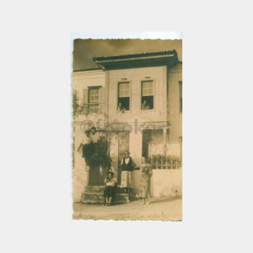 1928 Tarihi Ev Önünde Kadınlar Fotoğraf