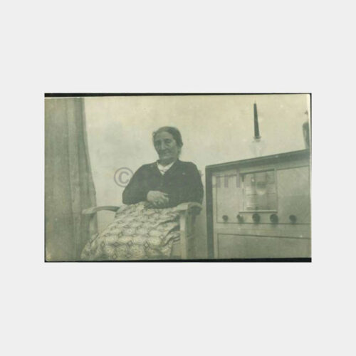 1940 Ev Yaşamı Kadın ve Radyo Konulu Fotoğraf