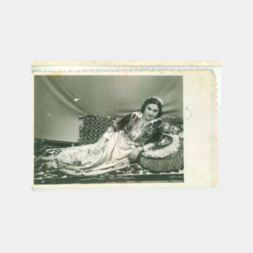 1930 Folklor Kadın - Halı Konulu Fotoğraf