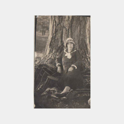 1930 Halı Üzerinde Şapkalı Kadın Fotoğraf