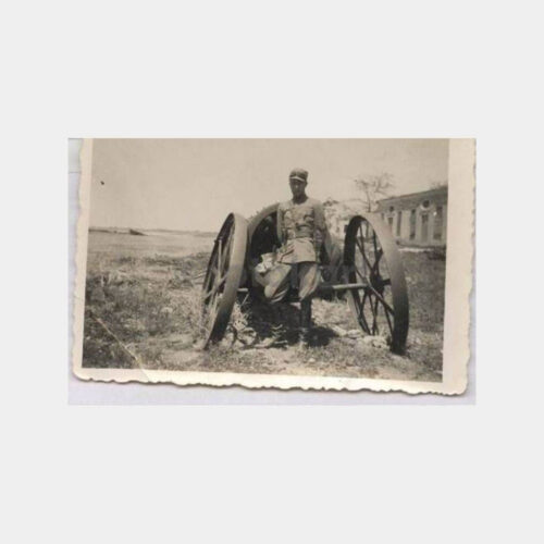 Askeri Top Arabası Önünde Asker Fotoğraf