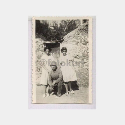 Ev Kapısında Asker ve Genç Kızlar Fotoğraf