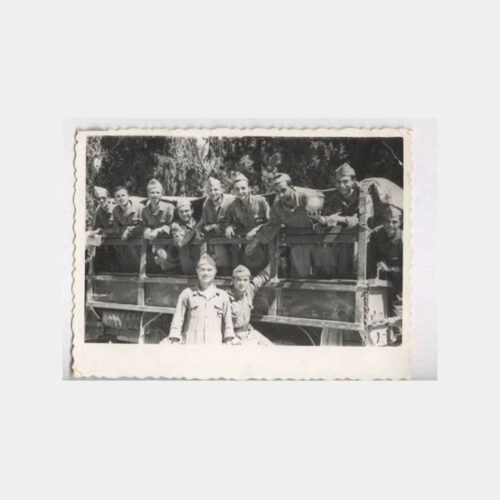 Askeri Araç Üzerinde Askerler Fotoğraf