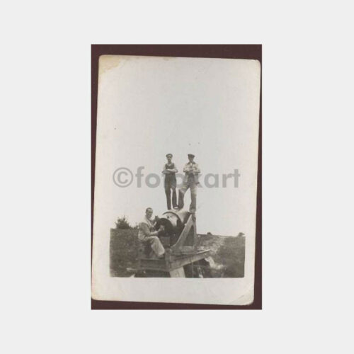 Askeri Top Üzerinde Gençler Görünüş Fotoğraf