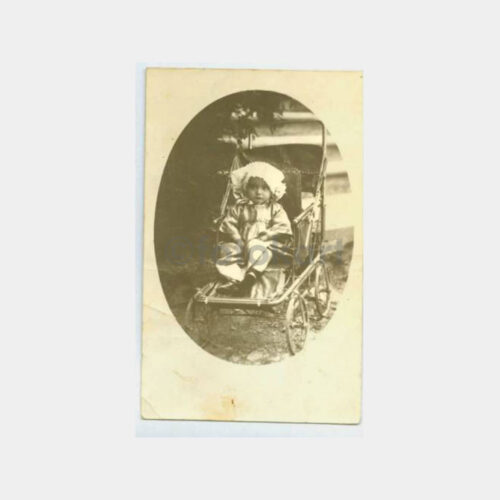 1930 Bebek Arabasında Çocuk Görünüş Fotoğraf