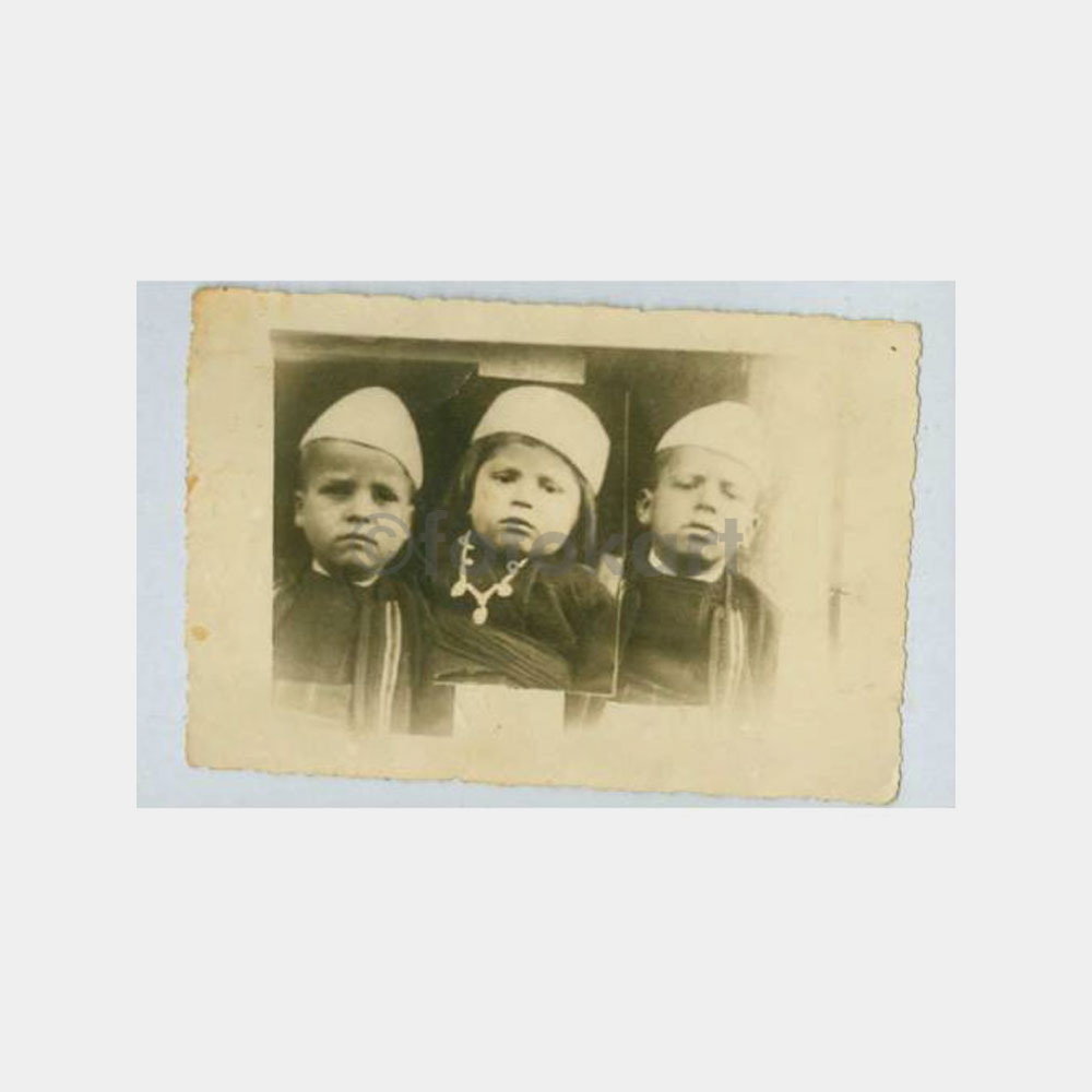 1930 Şapkalı Çocuklar Konulu Fotoğraf