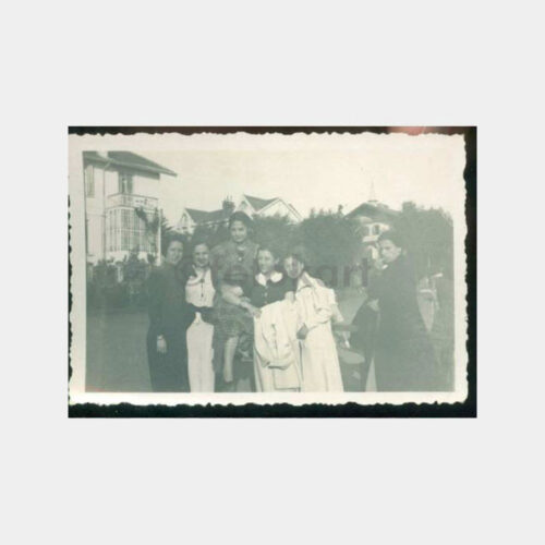 1948 Tarihi Ev Önünde Kadınlar Fotoğraf