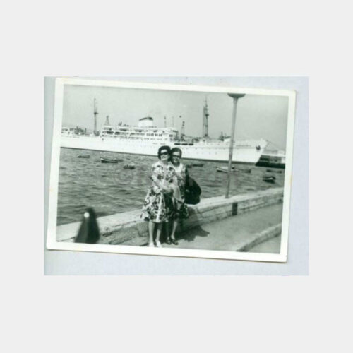 1960 Yolcu Gemisi Önünde Kadınlar Fotoğraf