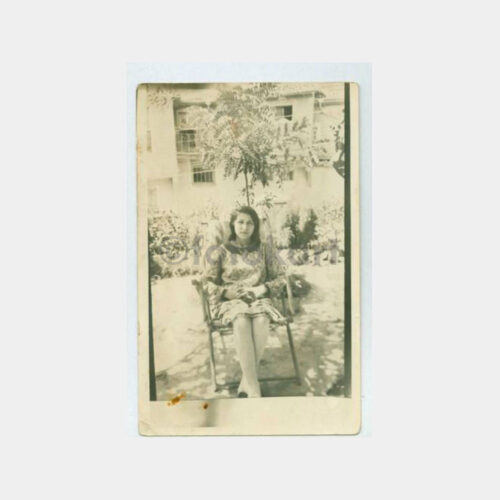 1930 Tarihi Ev Bahçesinde Kadın Fotoğraf