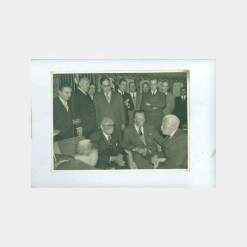 1954 Bayar-Koraltan Vapurda Misafirlerle Fotoğraf