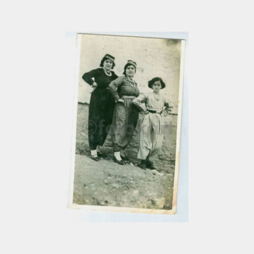 1930 Folklor Konulu 3 Kadın Görünüş Fotoğraf