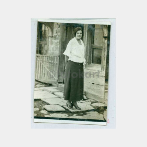 1934 Tarihi Ev Önünde Kadın Fotoğraf