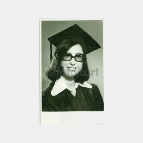 1966 Kolej Mezunu Şapkalı Kadın Fotoğraf