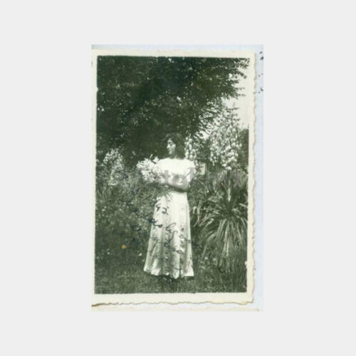 1943 Tarihi Ev ve Kadın Görünüş Fotoğraf