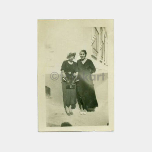 1933 Tarihi Ev ve Kadın Görünüş Fotoğraf