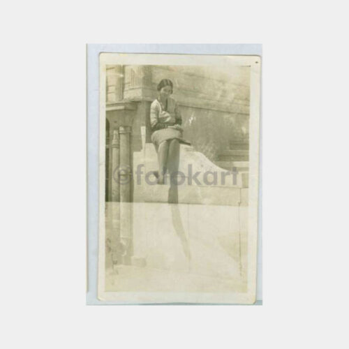 1930 Tarihi Ev ve Kadın Görünüş Fotoğraf